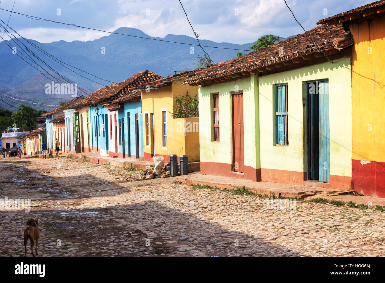 Case colorate in una strada asfaltata di Trinidad, Cuba Foto Stock