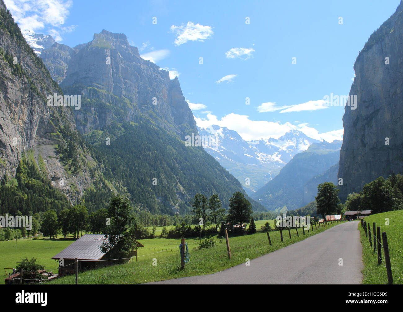La splendida vista sulla montagna dalla strada attraverso la Valle di Lauterbrunnen nell Oberland Bernese in Svizzera. Foto Stock