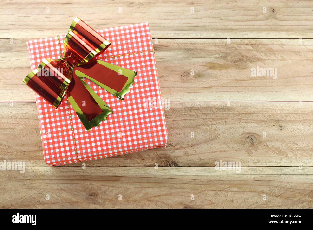 Confezione regalo su tavola in legno sfondo nel concetto di Natale e Anno Nuovo festival o giornata importante. Foto Stock