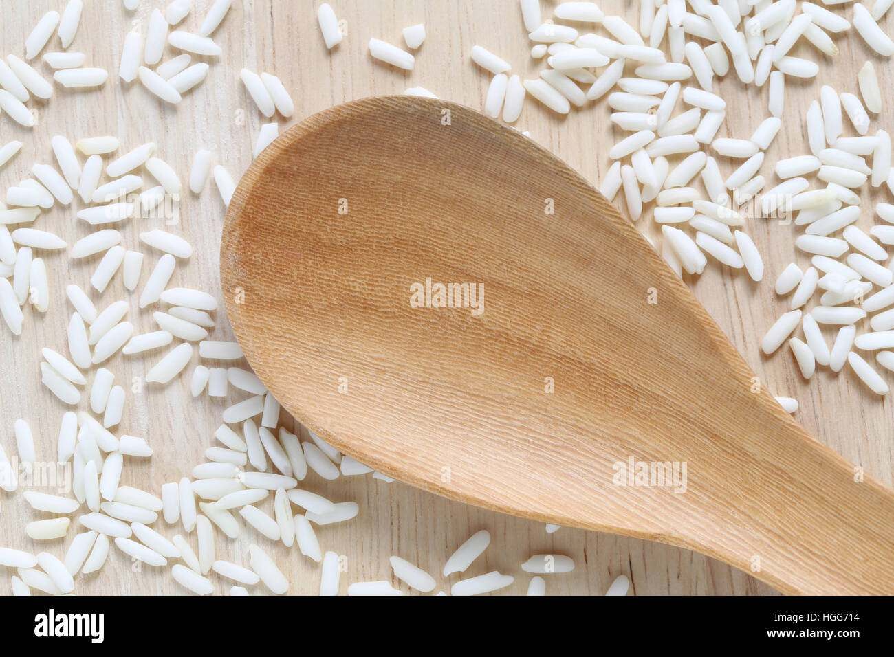 Il cucchiaio di legno del vuoto su organici di riso bianco riso glutinoso o riso appiccicoso per natura progettuale alimenti concetto. Foto Stock