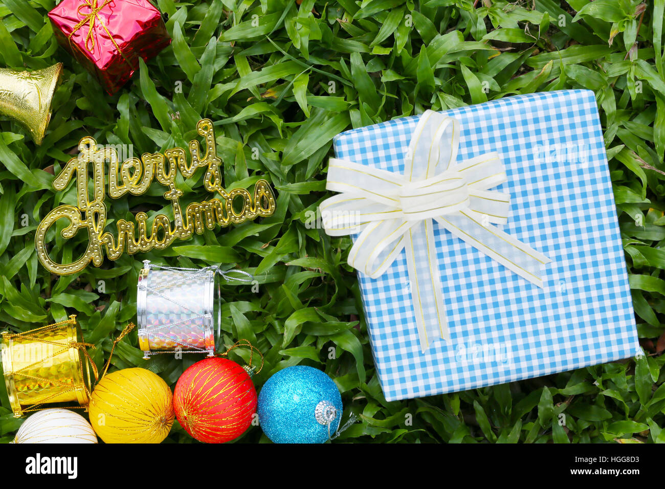 Blue box Regalo sul prato verde e oro testo di Buon Natale,Festival del concetto di dono e di Natale o di Capodanno. Foto Stock