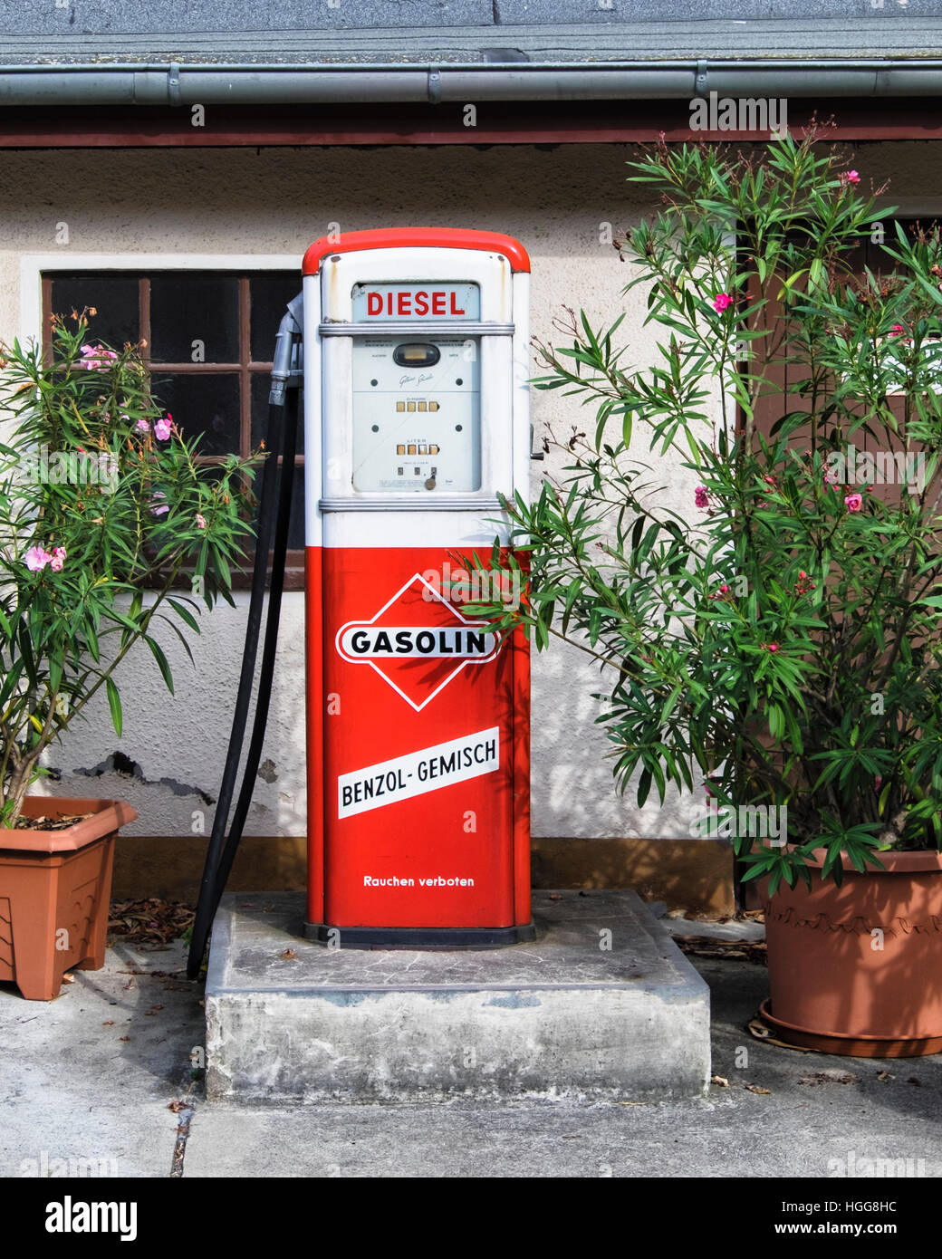 Vecchia pompa del gasolio nel villaggio storico di Rixdorf, Neukölln, Berlino Foto Stock