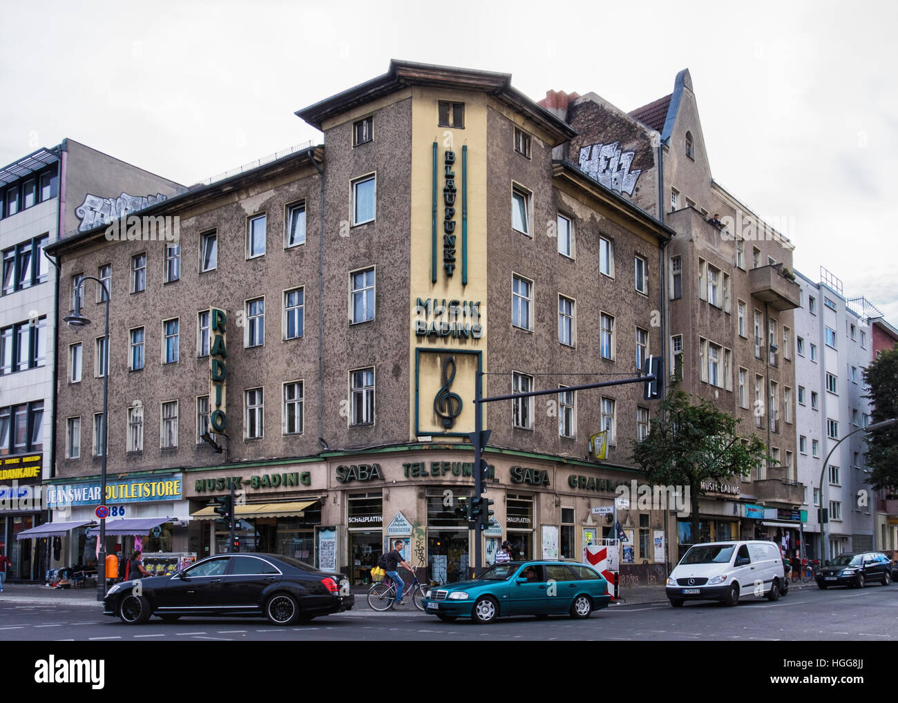 Berlin Neukölln, Karl Marx Strasse. Edificio storico ad angolo con negozio Musik-Baden che vende dischi in vinile e grammofoni, accessori musicali Foto Stock
