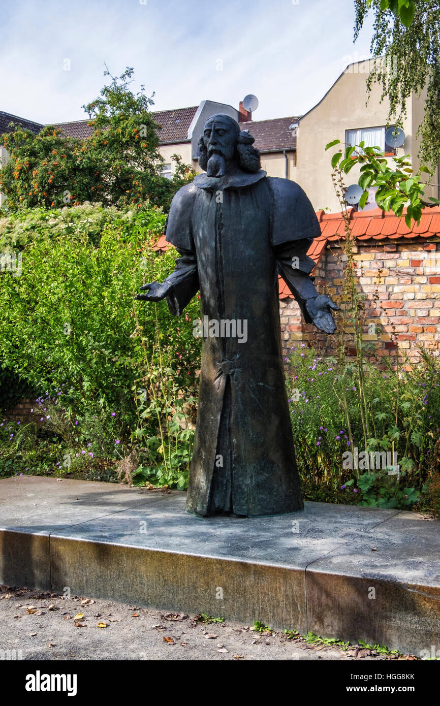 Berlino,Neukölln,Richardstrasse. Giardino di Comenius. Statua in bronzo del filosofo John Amos Comenius nel villaggio boemo di Rixdorf Foto Stock