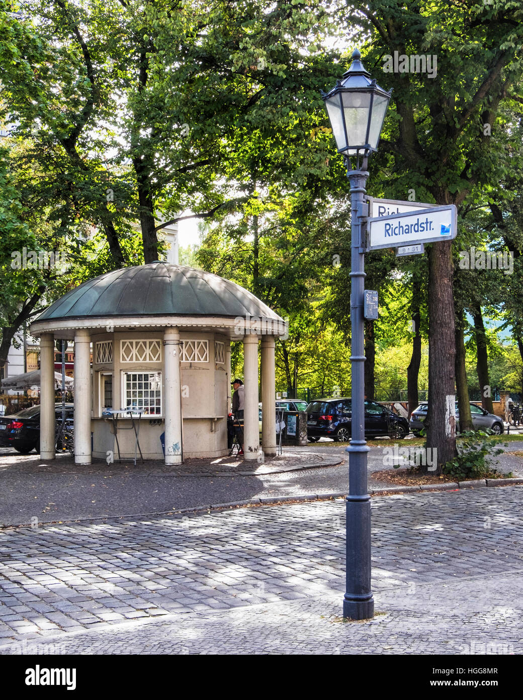 Germania, Berlino, Neukölln, storico CHIOSCO RISTORO edificio nella verdeggiante Richardplatz nello storico villaggio di Rixdorf Foto Stock