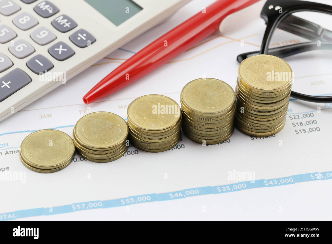 Il grafico a barre delle monete d'oro su carta i documenti aziendali,Concetto di investimento e redditività in azienda. Foto Stock