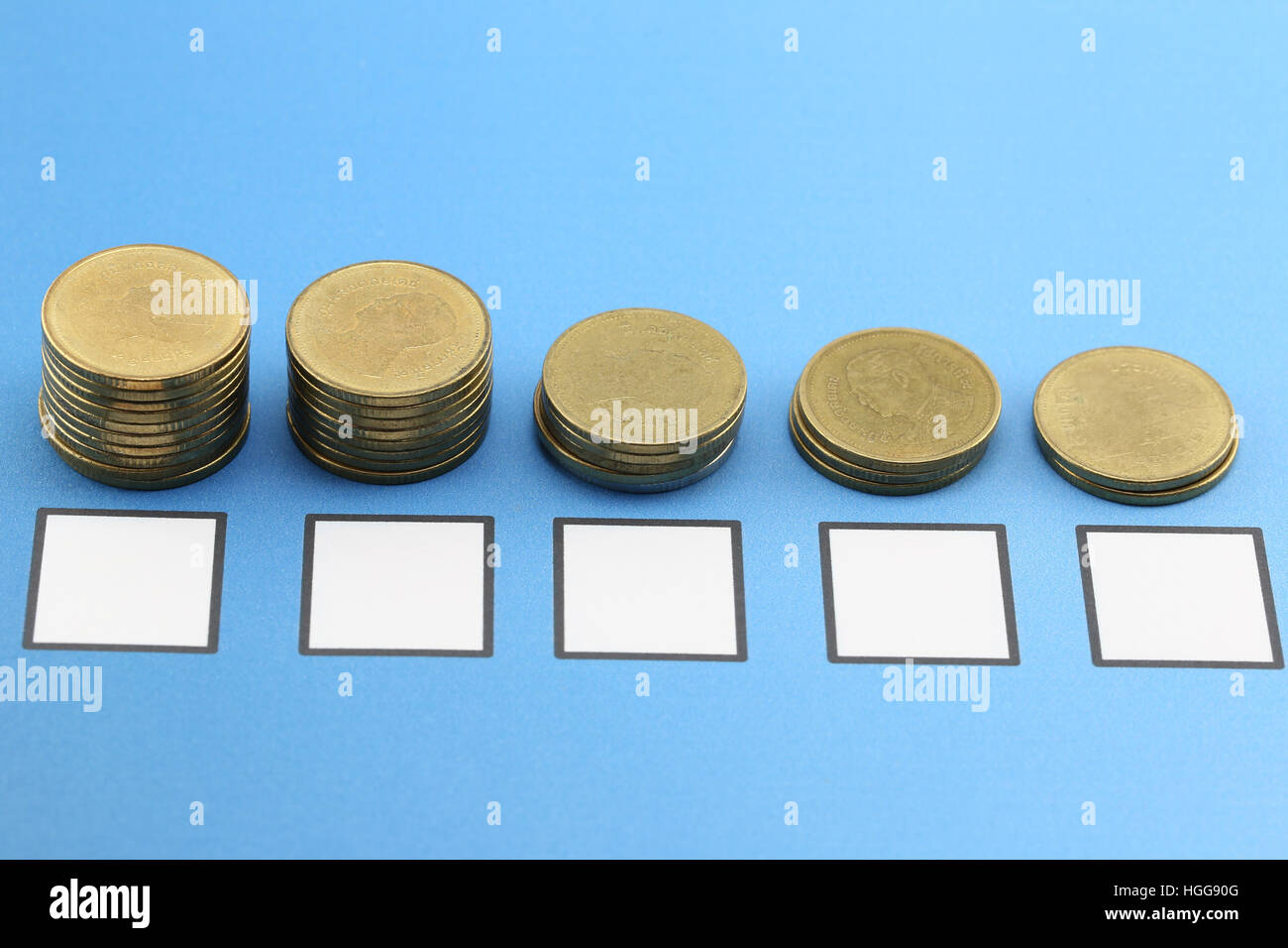 Il grafico a barre delle monete d'oro su carta i documenti aziendali,Concetto di investimento e redditività in azienda. Foto Stock