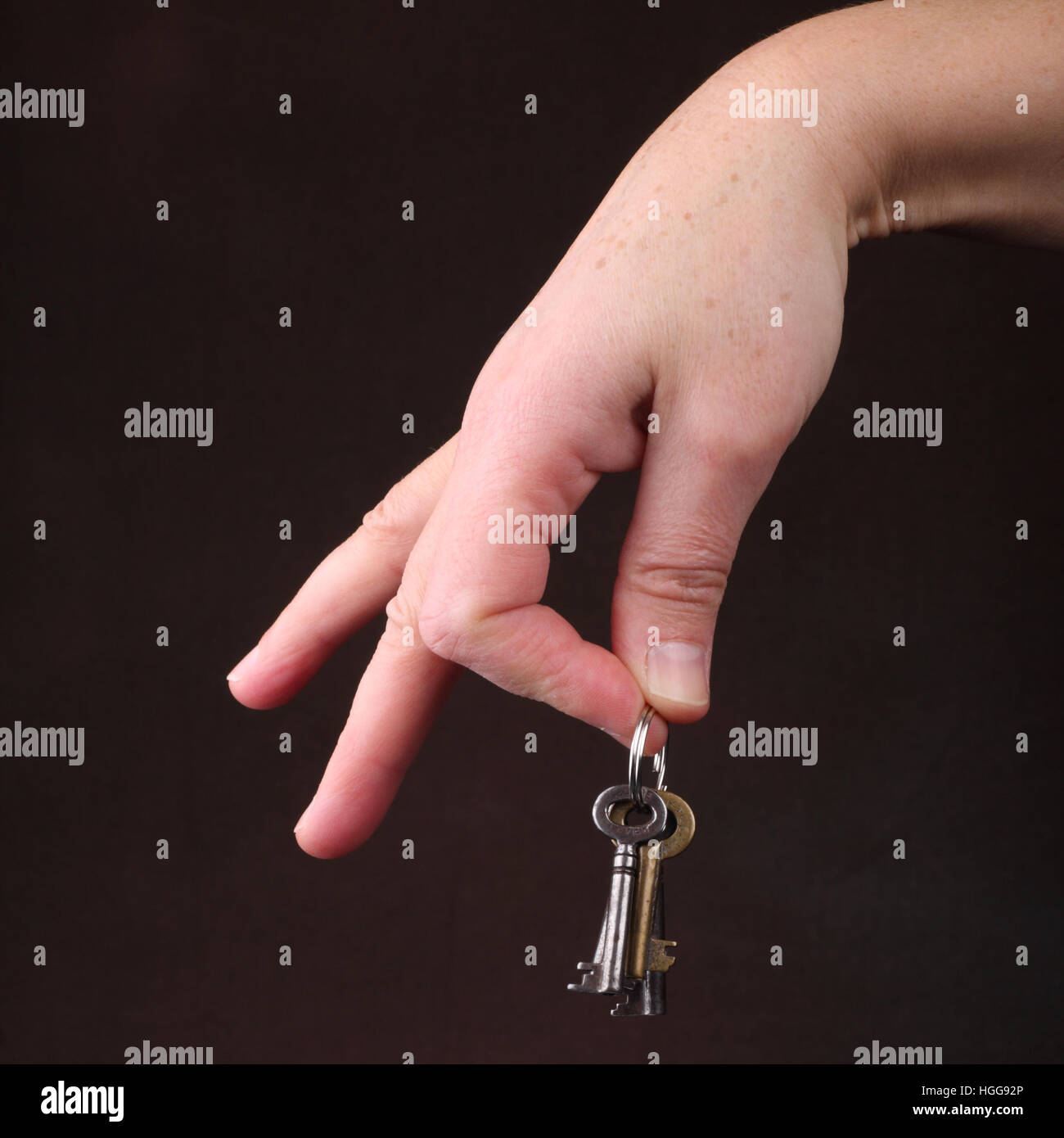 Mani ordinario pendeva un mazzo di chiavi Foto Stock