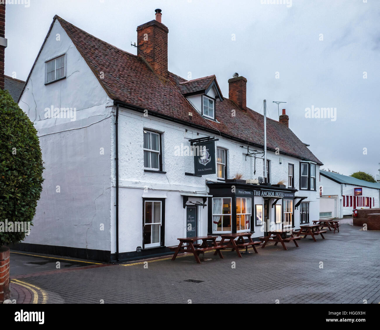 Il dispositivo di ancoraggio, tradizionale Pub Inglese e l'hotel Riverside alloggio sul fiume Crouch, Burnham on Crouch, Essex, Inghilterra Foto Stock