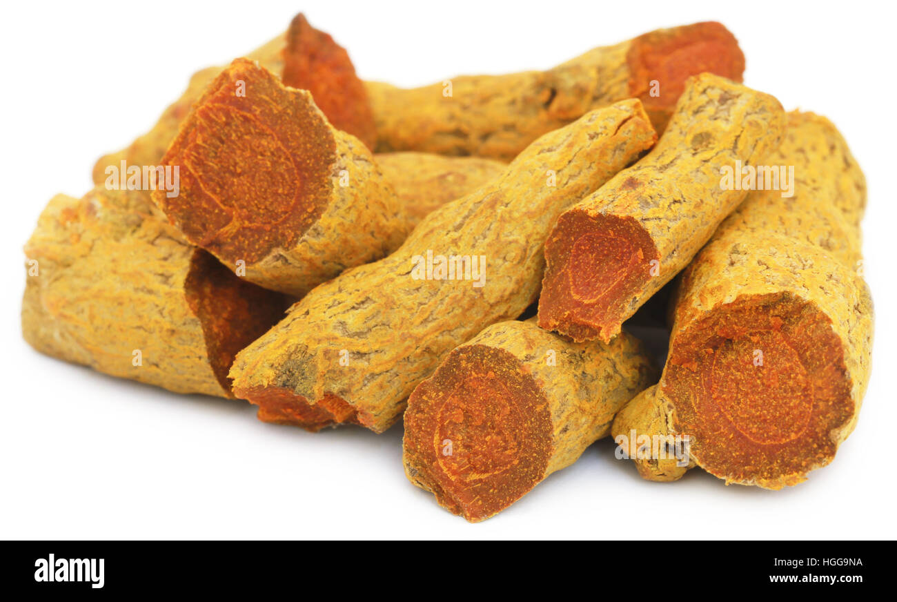 Tutta la curcuma su sfondo bianco Foto Stock