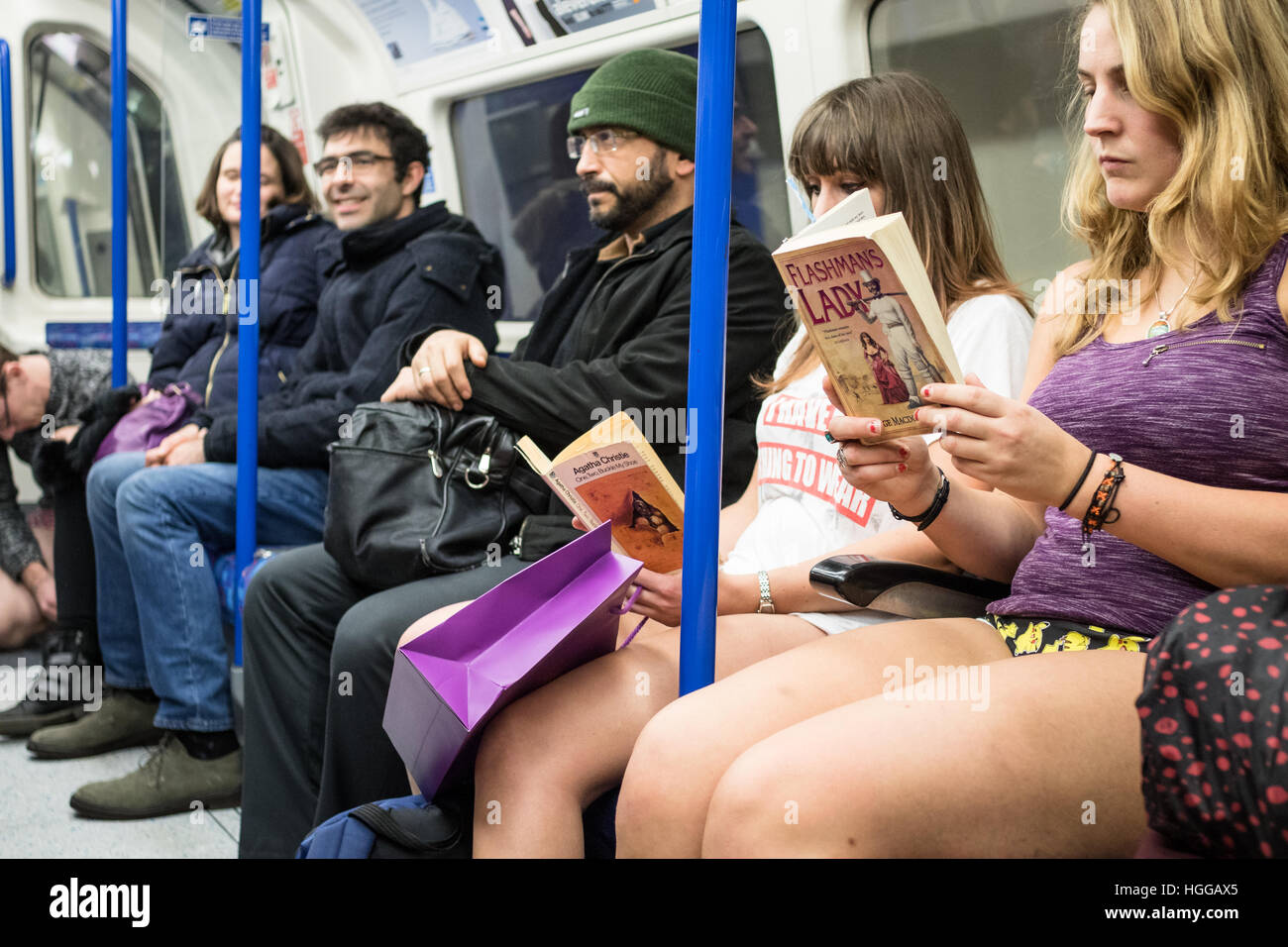 Londra, Regno Unito. 08 gennaio 2017. Persone e non indossa pantaloni sulla metropolitana di Londra per l'ottava edizione no pantaloni giorno (senza pantaloni) sulla metropolitana di Londra, Londra, Inghilterra. © Antonio Coppola/Alamy Live News Foto Stock