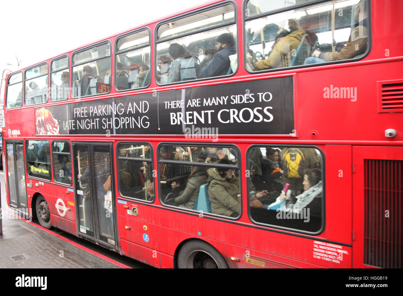 Finsbury Park, a nord di Londra, Regno Unito. Il 9 gennaio, 2017. Gli autobus sovraffollati. Il tubo sciopero a Londra chiude le stazioni e provoca interruzioni per pendolari. Le fermate degli autobus sono più occupato rispetto al normale e pendolari stanno facendo il loro viaggio sia a piedi o in bicicletta © Dinendra Haria/Alamy Live News Foto Stock