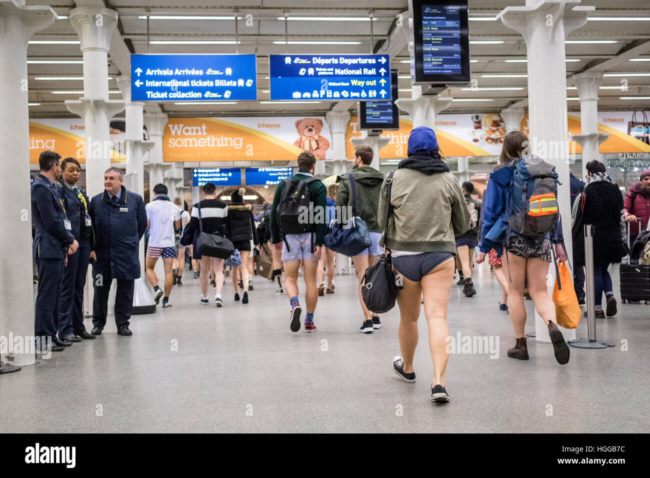 Londra, Regno Unito. 08 gennaio 2017. Persone e non indossa pantaloni sulla metropolitana di Londra per l'ottava edizione no pantaloni giorno (senza pantaloni) sulla metropolitana di Londra, Londra, Inghilterra. © Antonio Coppola/Alamy Live News Foto Stock