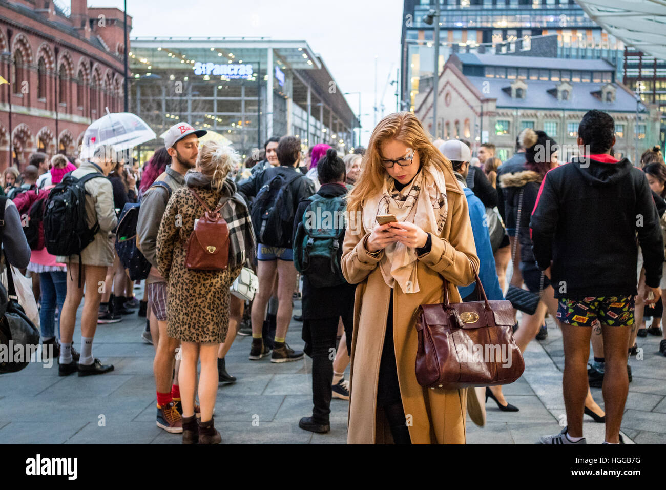 Londra, Regno Unito. 08 gennaio 2017. Persone e non indossa pantaloni sulla metropolitana di Londra per l'ottava edizione no pantaloni giorno (senza pantaloni) sulla metropolitana di Londra, Londra, Inghilterra. © Antonio Coppola/Alamy Live News Foto Stock