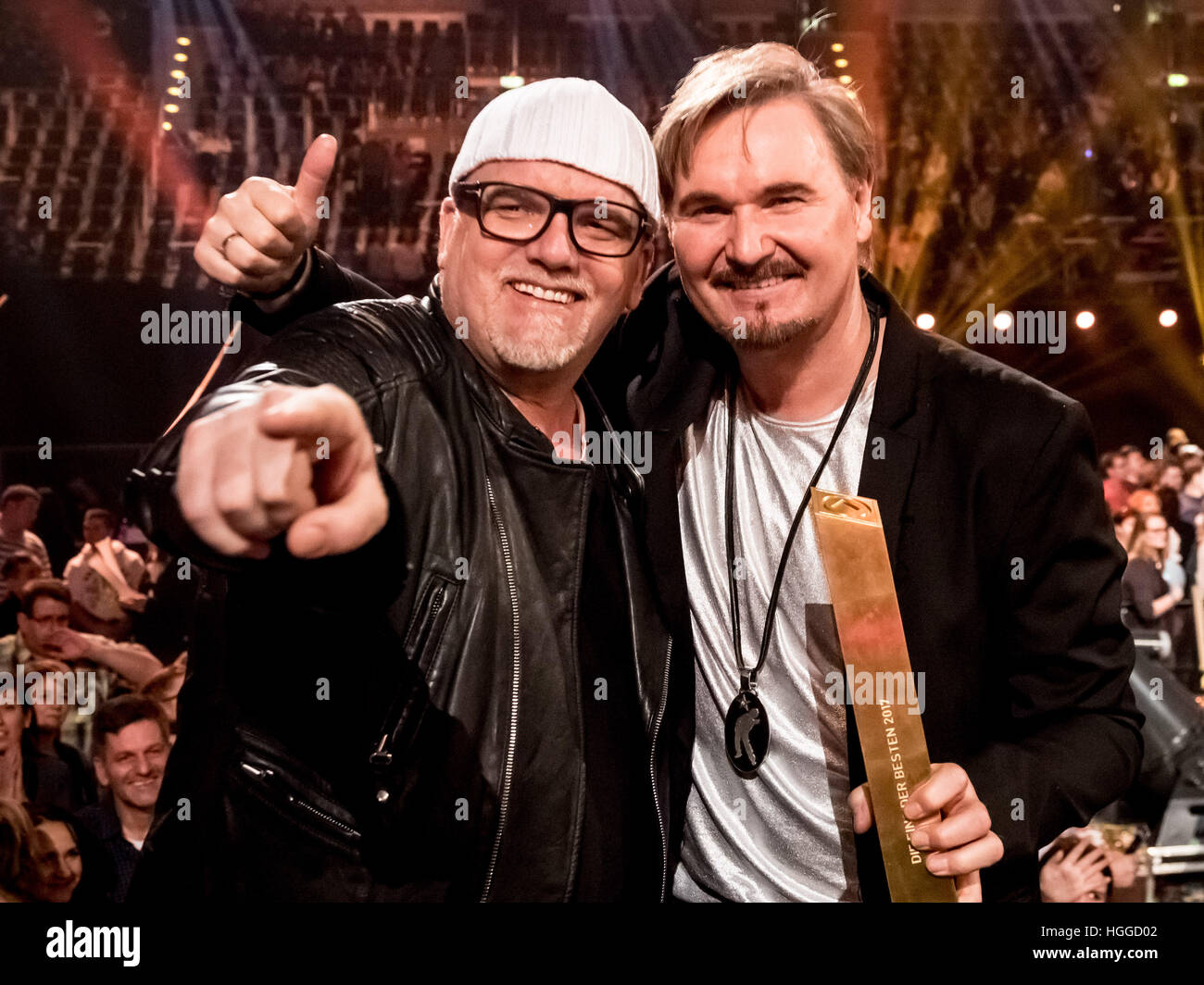 I musicisti DJ-Oetzi (con il premio 'Il numero uno dei migliori") e Nick P. durante il programma TV " Hit Champions - la gran parte dei migliori" presso il velodromo di Berlino, Germania, 7 gennaio 2017. Foto: Andreas Lander/dpa Foto Stock