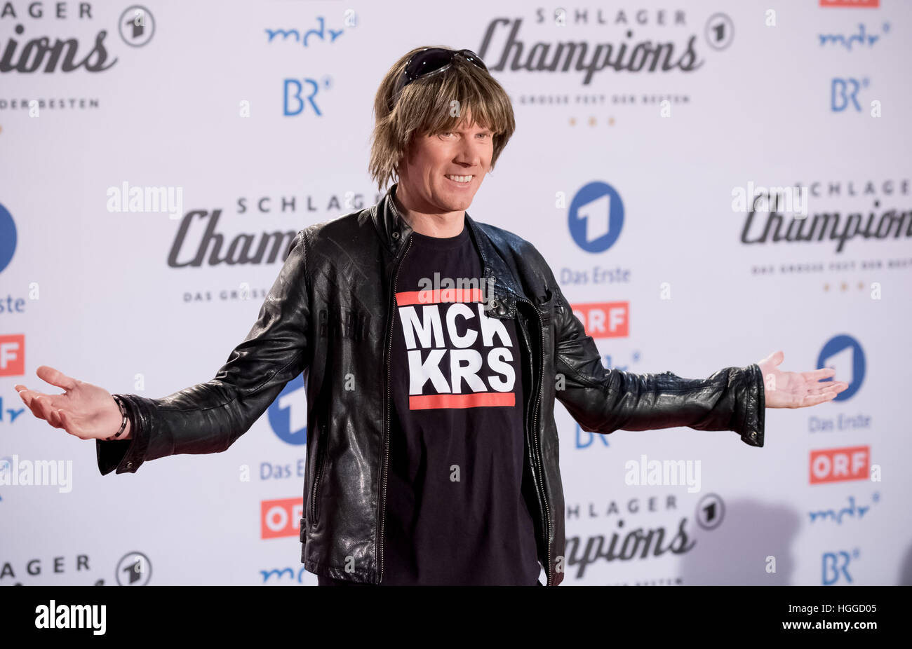 Il cantante Mickie Krause durante lo spettacolo TV " Hit Champions - la gran parte dei migliori" presso il velodromo di Berlino, Germania, 7 gennaio 2017. Foto: Andreas Lander/dpa Foto Stock