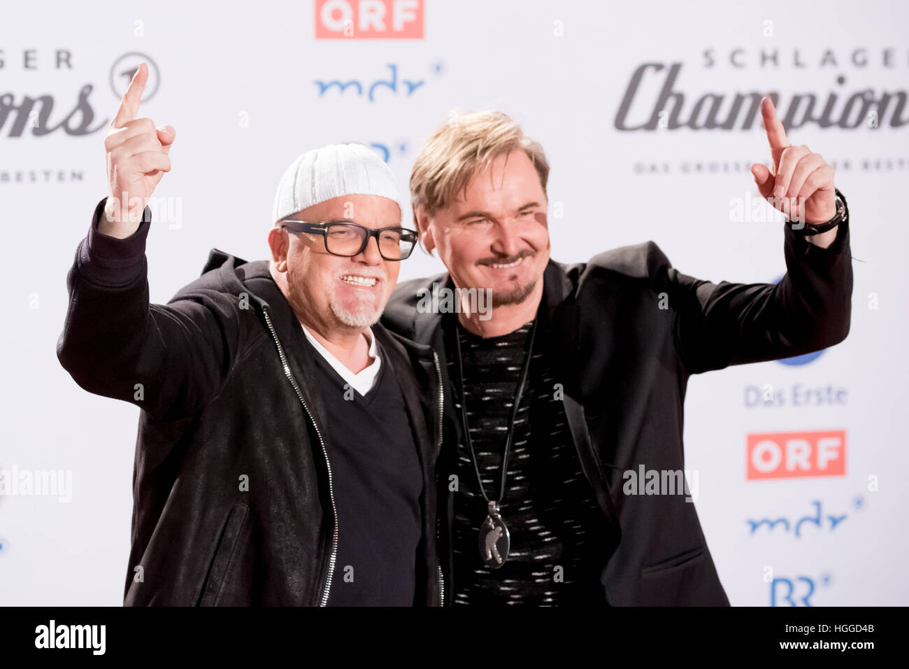 I musicisti DJ-Oetzi und Nick P. durante il programma TV " Hit Champions - la gran parte dei migliori" presso il velodromo di Berlino, Germania, 7 gennaio 2017. Foto: Andreas Lander/dpa Foto Stock