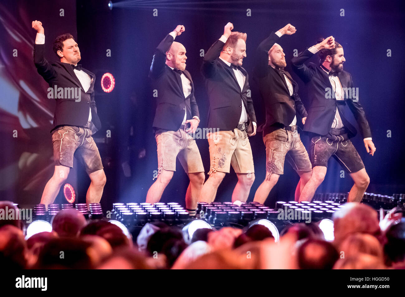La banda "Voxclub' durante lo spettacolo TV " Hit Champions - la gran parte dei migliori" presso il velodromo di Berlino, Germania, 7 gennaio 2017. Foto: Andreas Lander/dpa Foto Stock
