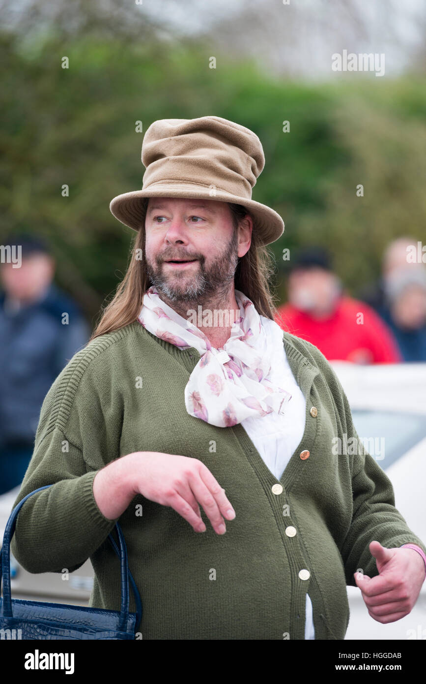 Comberton Cambridge Regno Unito 9 gennaio 2017. Il Cambridge Morris uomini eseguono una danza di Molly in strada per festeggiare aratro lunedì, il tradizionale inizio di nuovo anno agricolo il primo lunedì dopo l Epifania, il dodicesimo giorno del Natale. Questa è una tradizione popolare in East Anglia. Oggi il Gruppo ha effettuato presso le scuole e si uniranno altri ballerini per continuare le celebrazioni nel pub locale. Credito Eales Julian/Alamy Live News Foto Stock