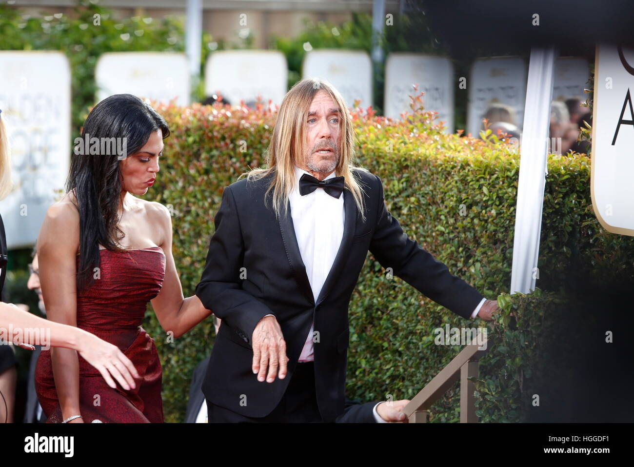 Beverly Hills, noi. 08 gen 2017. Nina Alu e Iggy Pop arrivano al 74Annuale di Golden Globe Awards, Golden Globes, in Beverly Hills Los Angeles, Stati Uniti d'America, il 08 gennaio 2017. Foto: Hubert Boesl - nessun filo SERVICE - foto: Hubert Boesl/dpa/Alamy Live News Foto Stock