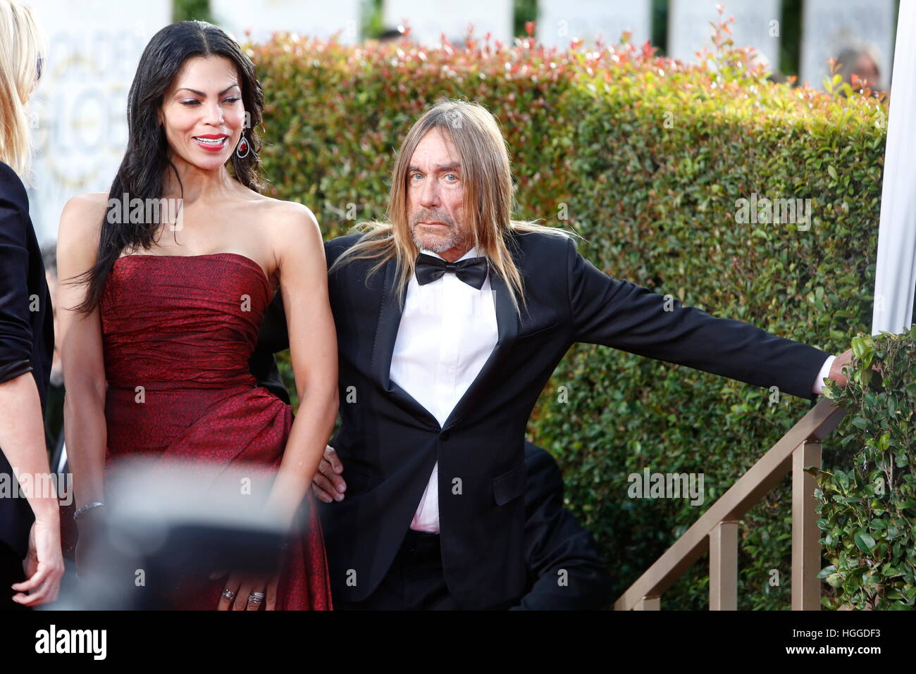 Beverly Hills, noi. 08 gen 2017. Nina Alu e Iggy Pop arrivano al 74Annuale di Golden Globe Awards, Golden Globes, in Beverly Hills Los Angeles, Stati Uniti d'America, il 08 gennaio 2017. Foto: Hubert Boesl - nessun filo SERVICE - foto: Hubert Boesl/dpa/Alamy Live News Foto Stock