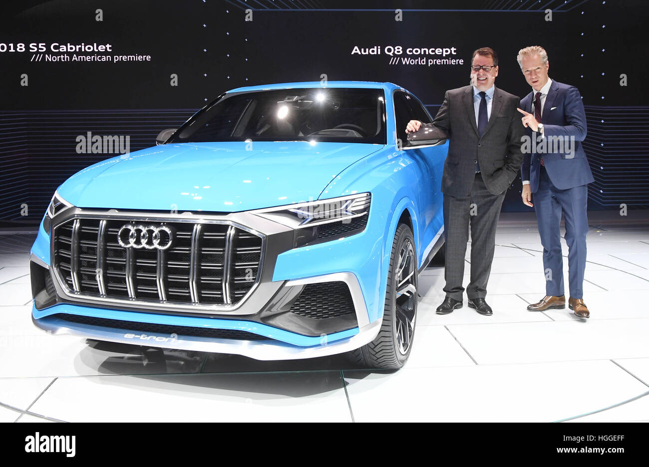 Detroit, noi. Il 9 gennaio, 2017. Audi Vendite e Marketing Presidente Dietmar Voggenreiter e Scott Keogh, presidente di Audi of America, presente l'AUDI Q8 concetto durante la prima giornata della stampa al North American International Auto Show (NAIAS) a Detroit, US, 9 gennaio 2017. La fiera si apre le sue porte il 9 gennaio per la stampa e i concessionari di automobili, il pubblico può visitare la fiera tra il 14 e il 22 gennaio 2017. Foto: Uli Deck/dpa/Alamy Live News Foto Stock