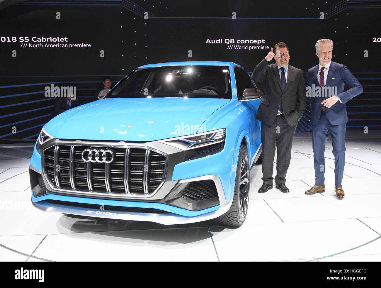Detroit, noi. Il 9 gennaio, 2017. Audi Vendite e Marketing Presidente Dietmar Voggenreiter e Scott Keogh, presidente di Audi of America, presente l'AUDI Q8 concetto durante la prima giornata della stampa al North American International Auto Show (NAIAS) a Detroit, US, 9 gennaio 2017. La fiera si apre le sue porte il 9 gennaio per la stampa e i concessionari di automobili, il pubblico può visitare la fiera tra il 14 e il 22 gennaio 2017. Foto: Uli Deck/dpa/Alamy Live News Foto Stock