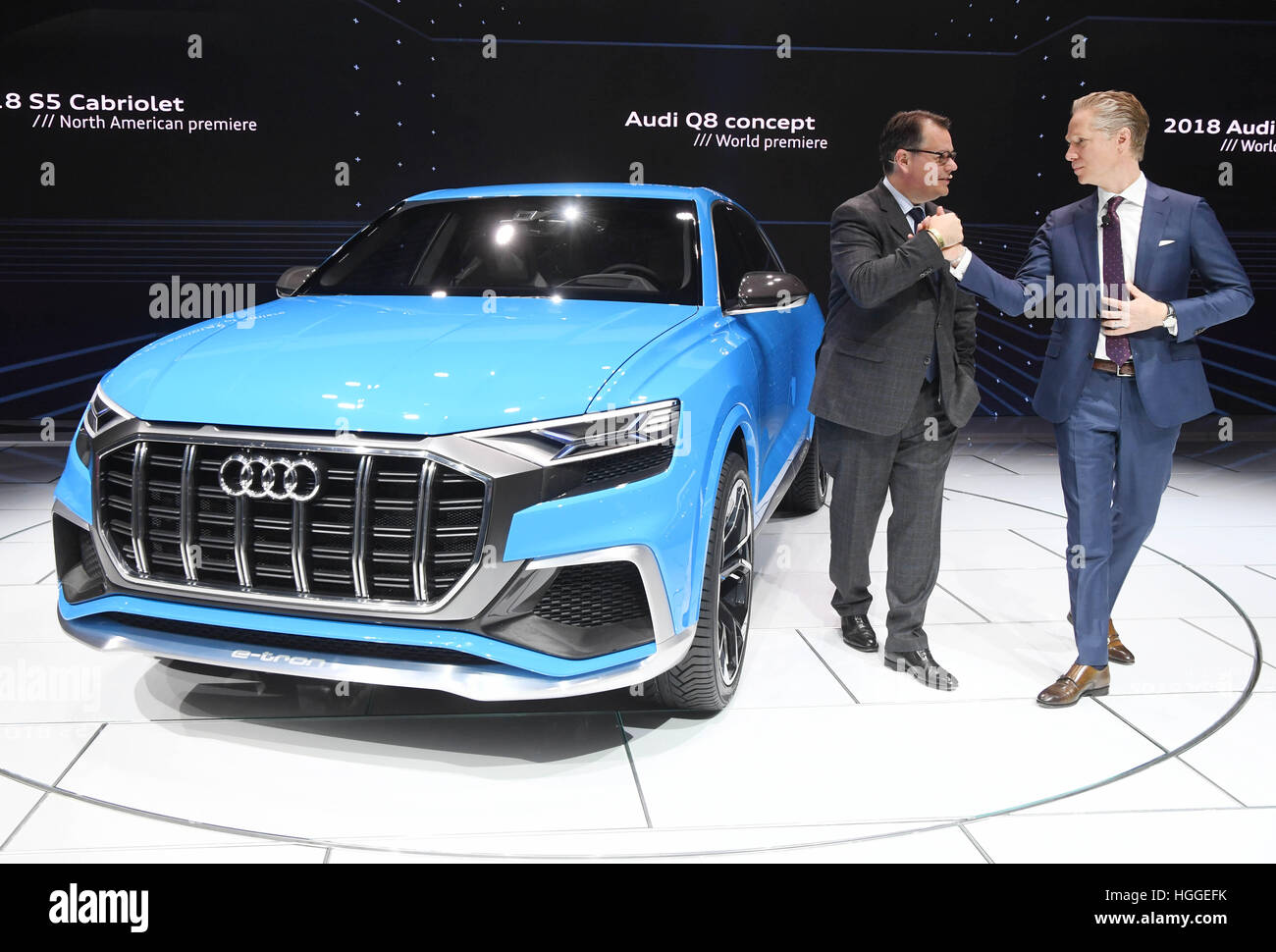 Detroit, noi. Il 9 gennaio, 2017. Audi Vendite e Marketing Presidente Dietmar Voggenreiter e Scott Keogh, presidente di Audi of America, presente l'AUDI Q8 concetto durante la prima giornata della stampa al North American International Auto Show (NAIAS) a Detroit, US, 9 gennaio 2017. La fiera si apre le sue porte il 9 gennaio per la stampa e i concessionari di automobili, il pubblico può visitare la fiera tra il 14 e il 22 gennaio 2017. Foto: Uli Deck/dpa/Alamy Live News Foto Stock