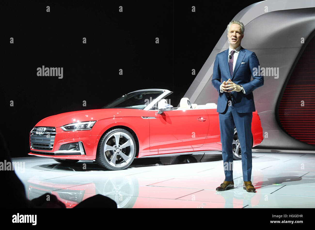 Detroit, noi. Il 9 gennaio, 2017. Scott Keogh, presidente di Audi of America, presenta l'Audi A5/S5 durante la prima giornata della stampa al North American International Auto Show (NAIAS) a Detroit, US, 9 gennaio 2017. La fiera si apre le sue porte il 9 gennaio per la stampa e i concessionari di automobili, il pubblico può visitare la fiera tra il 14 e il 22 gennaio 2017. Foto: Uli Deck/dpa/Alamy Live News Foto Stock