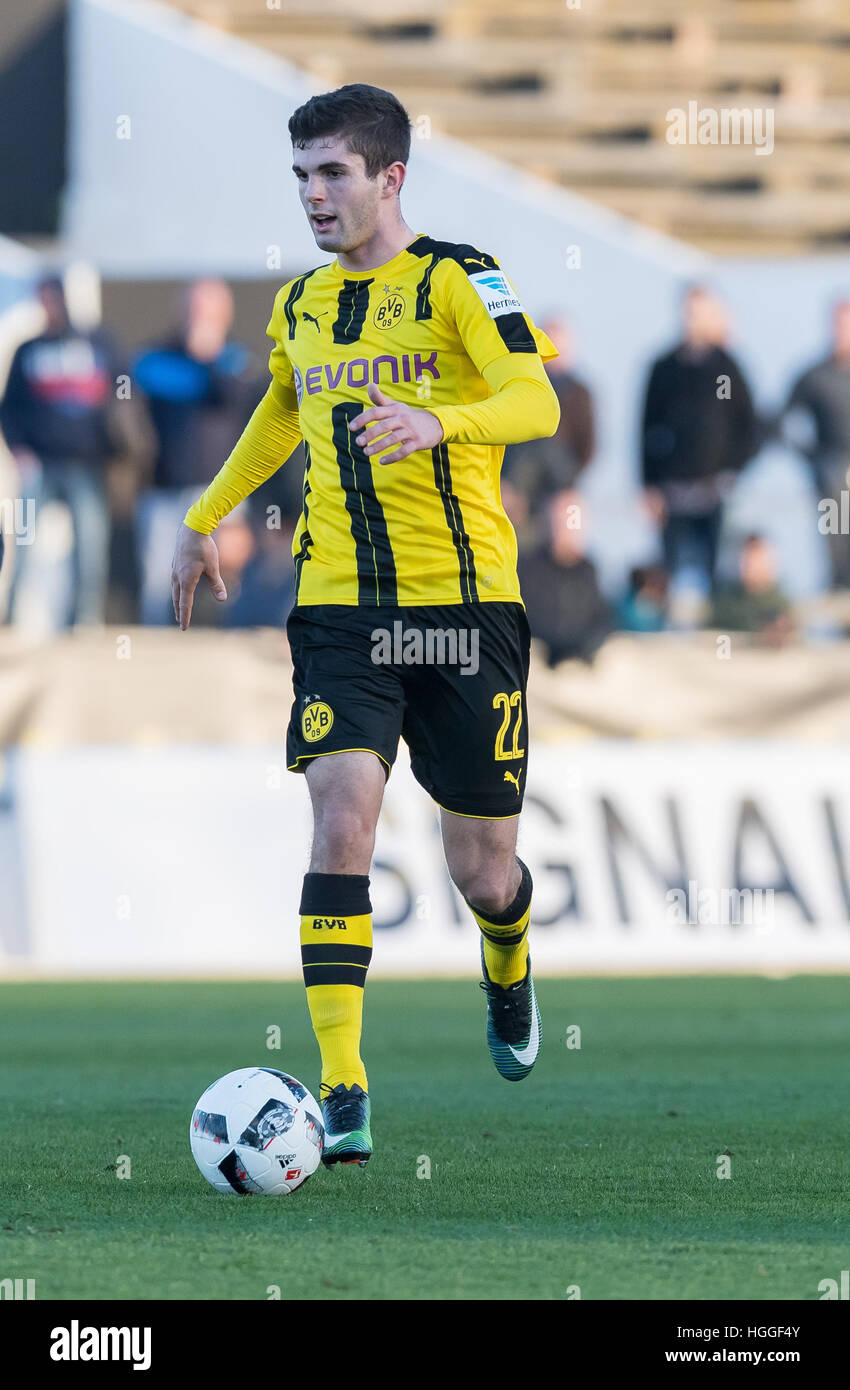 Dortmund Pulisic cristiana in azione durante il soccer test match tra Borussia Dortmund e PSV Eindhoven in La Linea de la Concepcion, Spagna, 7 gennaio 2017. Foto: Guido Kirchner/dpa Foto Stock