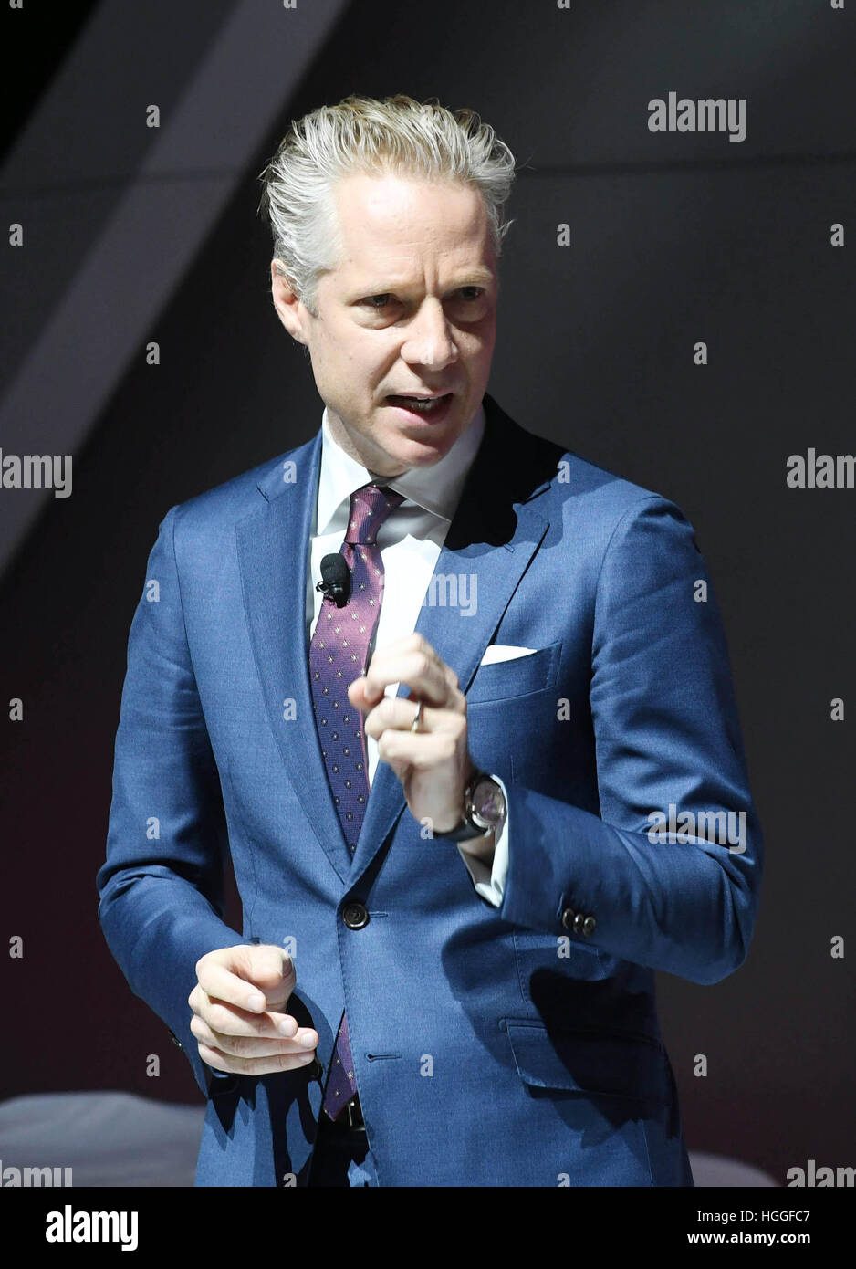 Detroit, noi. Il 9 gennaio, 2017. Scott Keogh, presidente di Audi of America, presenta la Audi SQ5 durante la prima giornata della stampa al North American International Auto Show (NAIAS) a Detroit, US, 9 gennaio 2017. La fiera si apre le sue porte il 9 gennaio per la stampa e i concessionari di automobili, il pubblico può visitare la fiera tra il 14 e il 22 gennaio 2017. Foto: Uli Deck/dpa/Alamy Live News Foto Stock