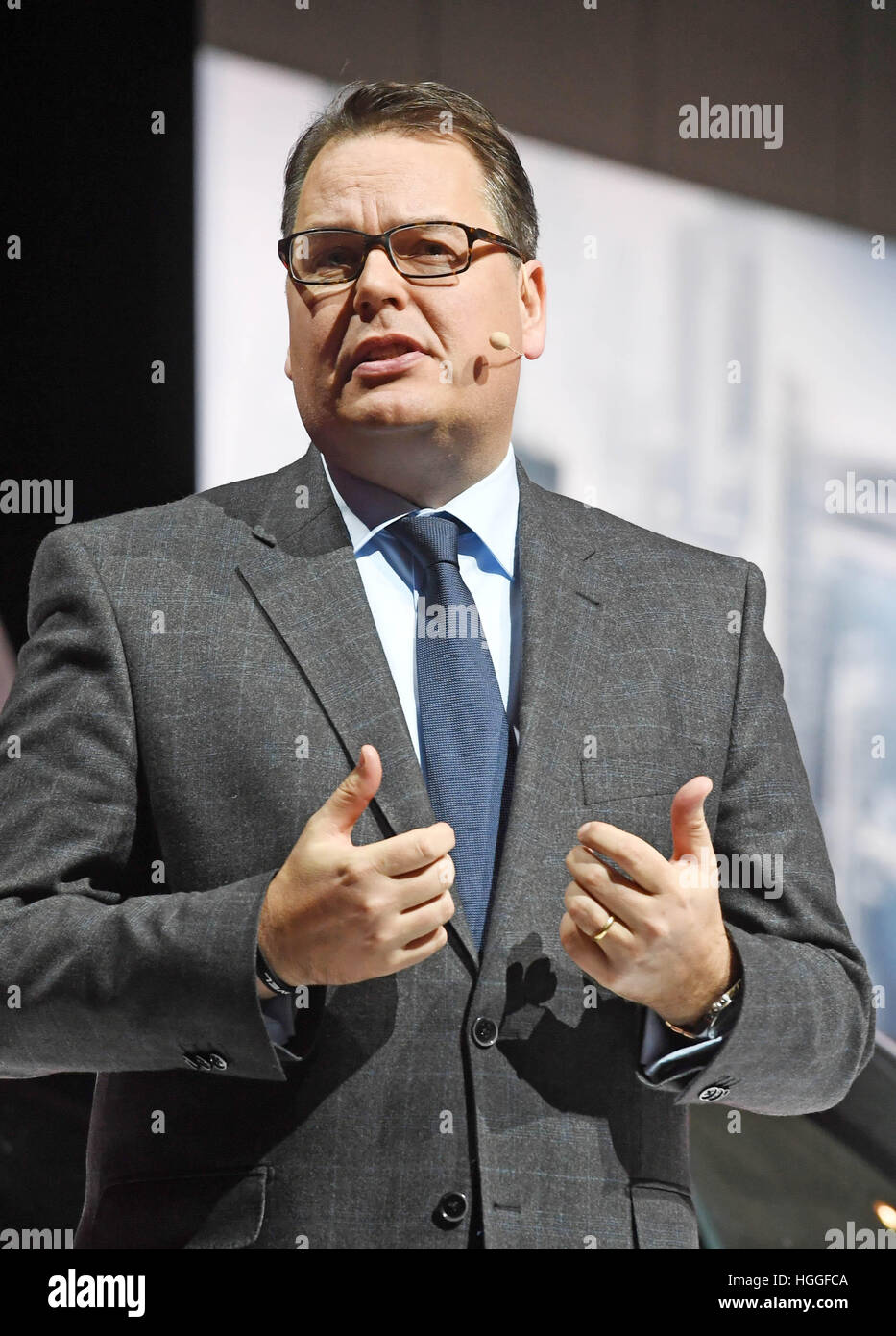 Detroit, noi. Il 9 gennaio, 2017. Audi Vendite e Marketing Presidente Dietmar Voggenreiter presenta la Audi SQ8 durante la prima giornata della stampa al North American International Auto Show (NAIAS) a Detroit, US, 9 gennaio 2017. La fiera si apre le sue porte il 9 gennaio per la stampa e i concessionari di automobili, il pubblico può visitare la fiera tra il 14 e il 22 gennaio 2017. Foto: Uli Deck/dpa/Alamy Live News Foto Stock