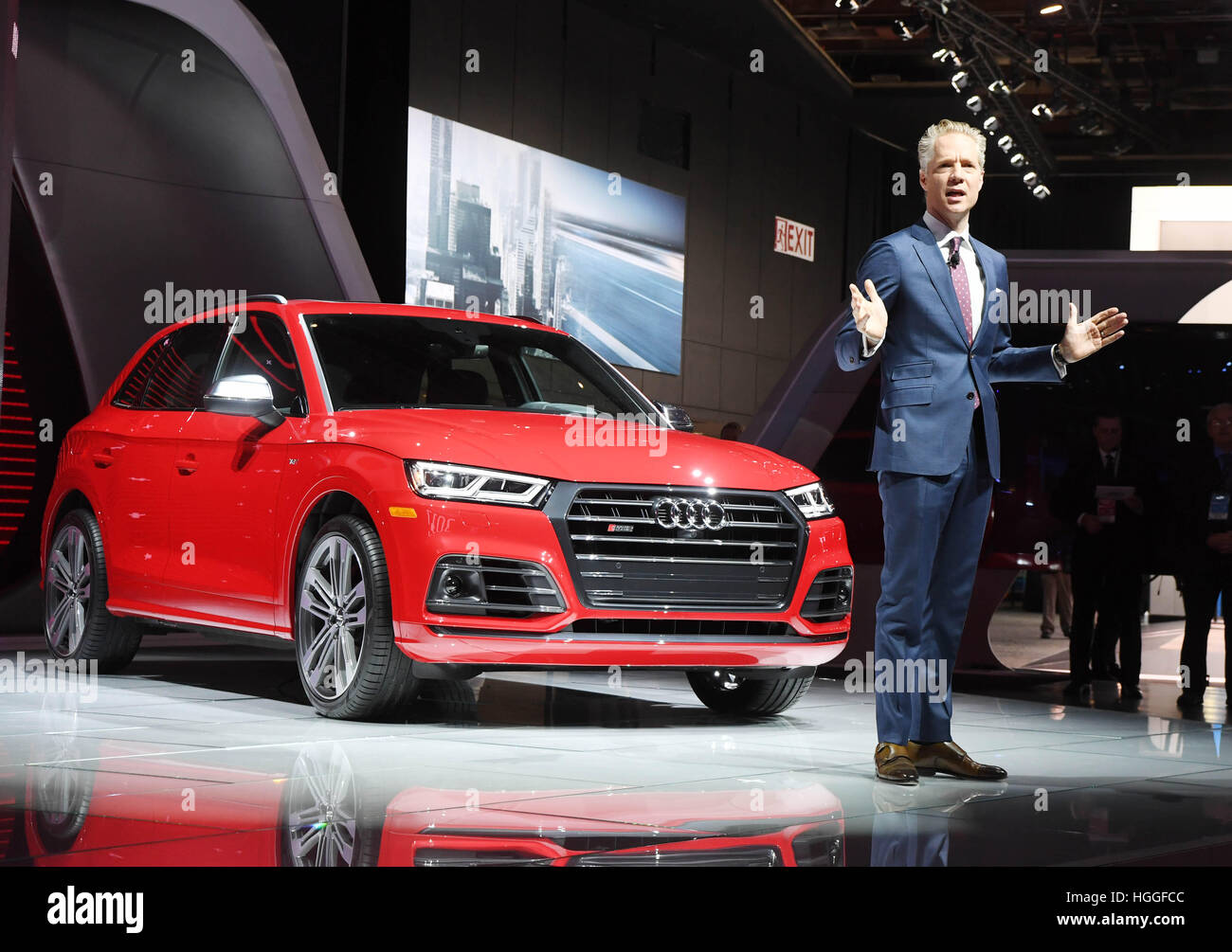 Detroit, noi. Il 9 gennaio, 2017. Scott Keogh, presidente di Audi of America, presenta la Audi SQ5 durante la prima giornata della stampa al North American International Auto Show (NAIAS) a Detroit, US, 9 gennaio 2017. La fiera si apre le sue porte il 9 gennaio per la stampa e i concessionari di automobili, il pubblico può visitare la fiera tra il 14 e il 22 gennaio 2017. Foto: Uli Deck/dpa/Alamy Live News Foto Stock