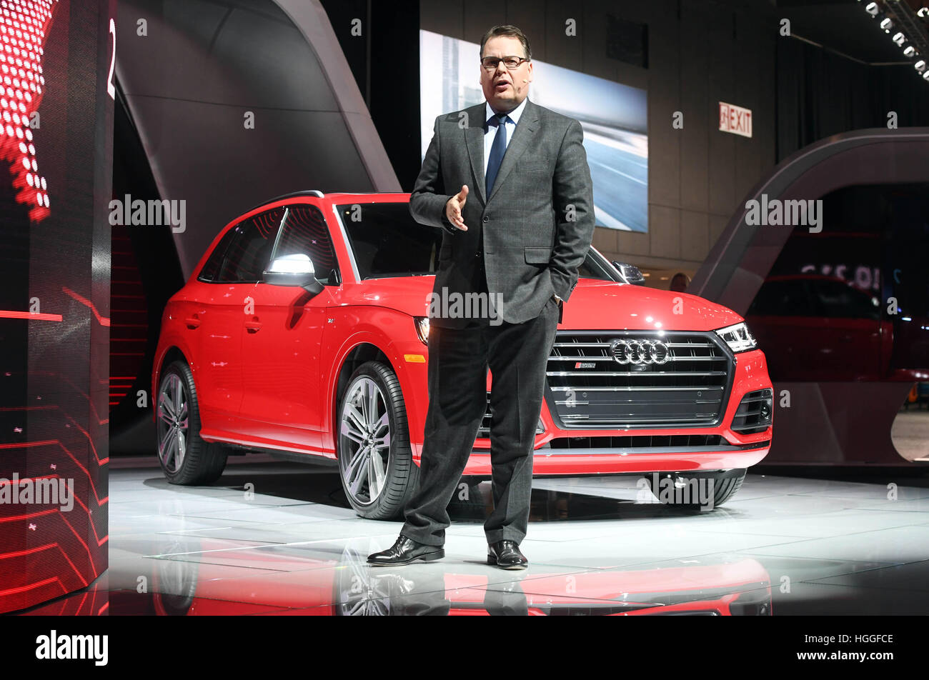Detroit, noi. Il 9 gennaio, 2017. Audi Vendite e Marketing Presidente Dietmar Voggenreiter presenta la Audi SQ8 durante la prima giornata della stampa al North American International Auto Show (NAIAS) a Detroit, US, 9 gennaio 2017. La fiera si apre le sue porte il 9 gennaio per la stampa e i concessionari di automobili, il pubblico può visitare la fiera tra il 14 e il 22 gennaio 2017. Foto: Uli Deck/dpa/Alamy Live News Foto Stock