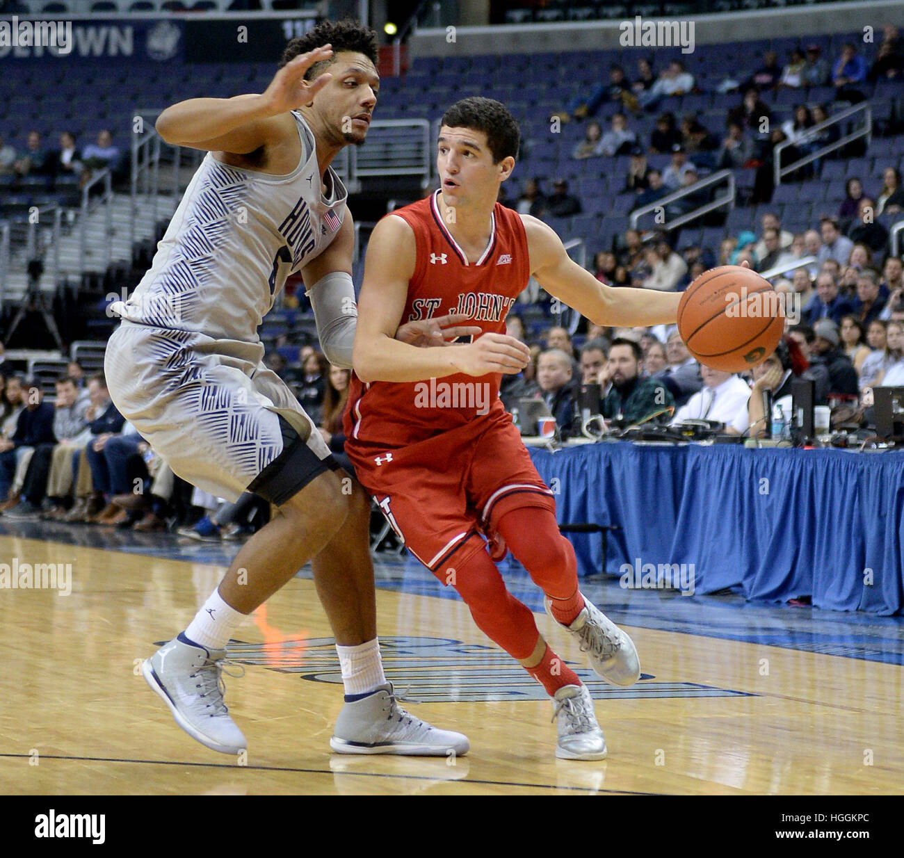 Washington, DC, Stati Uniti d'America. Il 9 gennaio, 2017. San Giovanni la guardia FEDERICO MUSSINI (4) cerca di passare contro Georgetown avanti REGGIE CAMERON (5) nel primo semestre al Verizon Center di Washington. © Chuck Myers/ZUMA filo/Alamy Live News Foto Stock