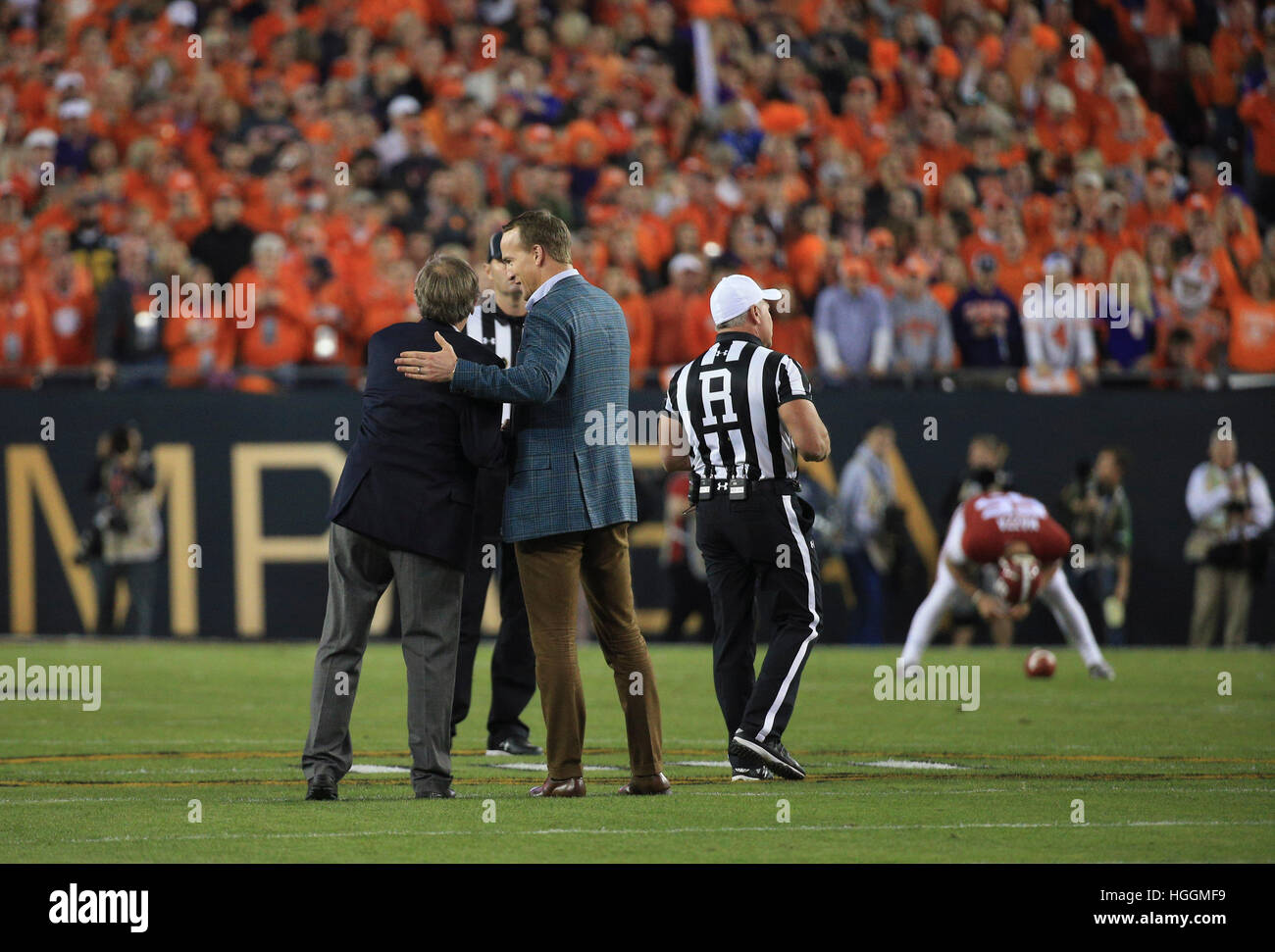 Tampa, Florida, Stati Uniti d'America. Il 9 gennaio, 2017. Steve Spurrier e Peyton Manning agitare le mani prima il coin toss all inizio del College Football Playoff titolo nazionale del gioco tra l'Alabama Crimson Tide e la Clemson Tigers presso Raymond James Stadium di Tampa. © sarà Vragovic/Tampa Bay volte/ZUMA filo/Alamy Live News Foto Stock