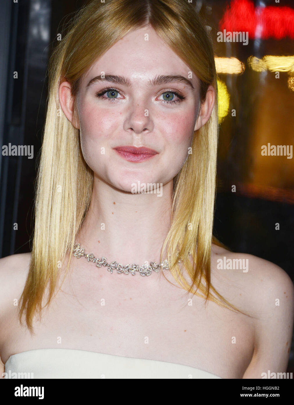 Los Angeles, Stati Uniti d'America. 9 Gen, 2017. Elle Fanning 020 arrivando a vivere di notte premiere al TCL Chinese Theatre di Los Angeles. Il 9 gennaio 2017. © Gamma-USA/Alamy Live News Foto Stock