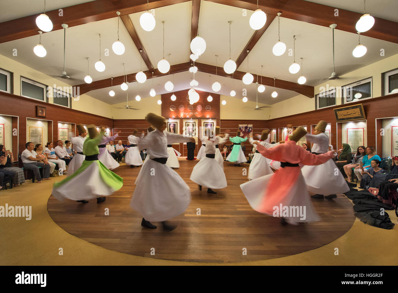 I sufi dervisci in Silivrikapi Mevlevihanesi Istanbul Turchia. Whirling Sufi è una forma di Sama o fisicamente attivi di meditazione che ha avuto origine tra i sufi, e che è ancora praticata dalla Sufi dervisci dell'ordine Mevlevi. Foto Stock