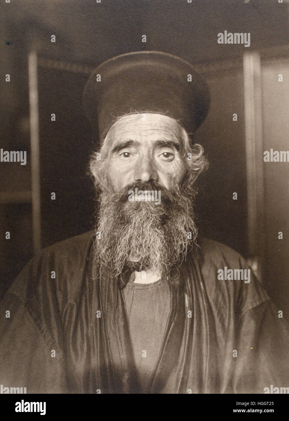Ritratto di Don Giuseppe greco Vasilon sacerdote ortodosso - Ellis Island stazione di immigrazione 1902-1913 - Photo : Augustus Sherman Foto Stock