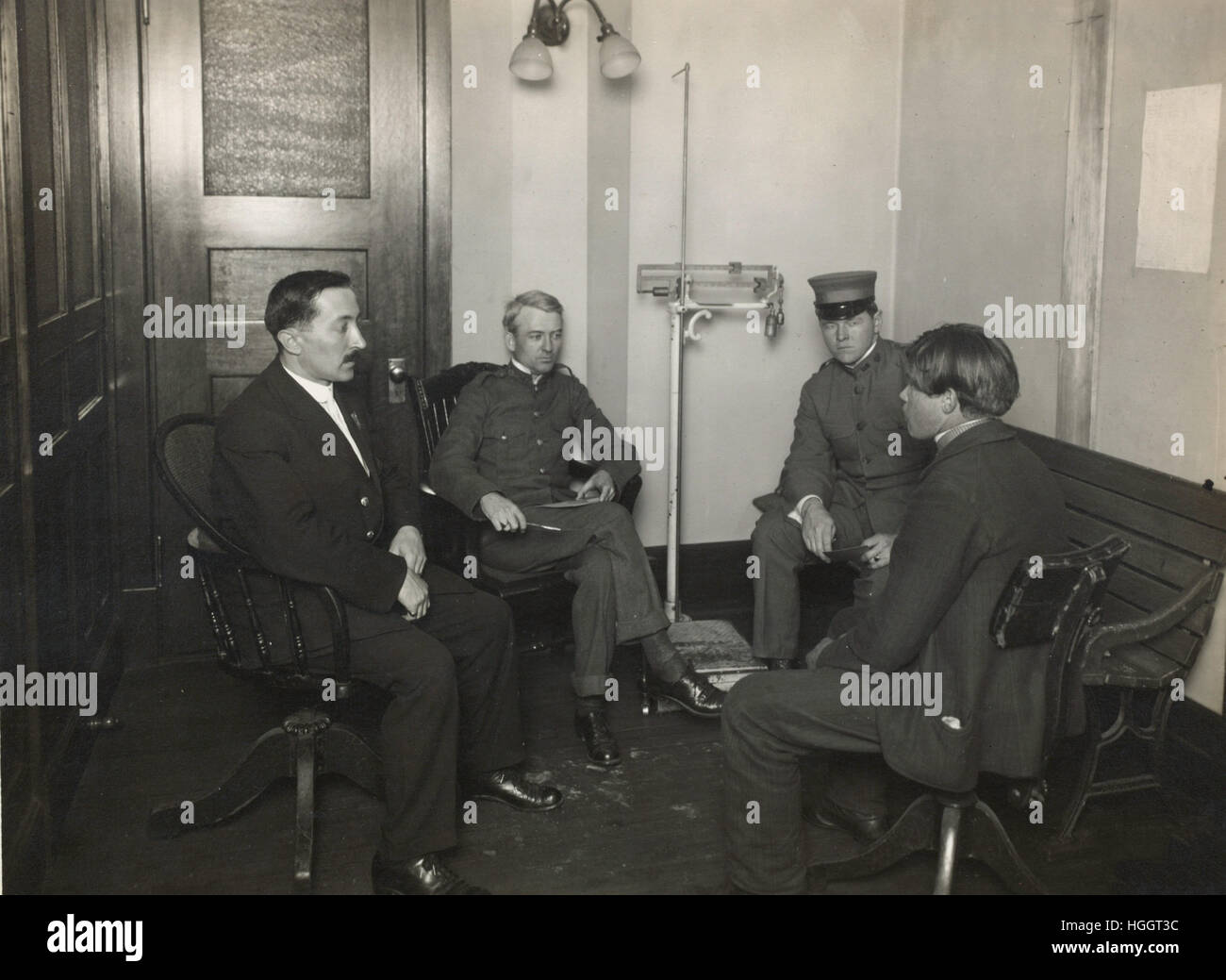 Un colloquio privato tra un giovane immigrato e un Ellis Island ufficiali - Ellis Island stazione di immigrazione 1902-1913 - Photo : Edwin Levick Foto Stock
