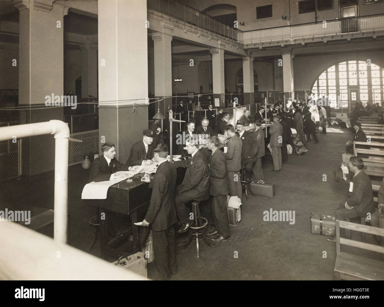 Gli immigrati non venga registrato in corrispondenza di una estremità della sala principale, U. S. immigrazione Station - Ellis Island stazione di immigrazione 1902-1913 - Photo : Edwin Levick Foto Stock