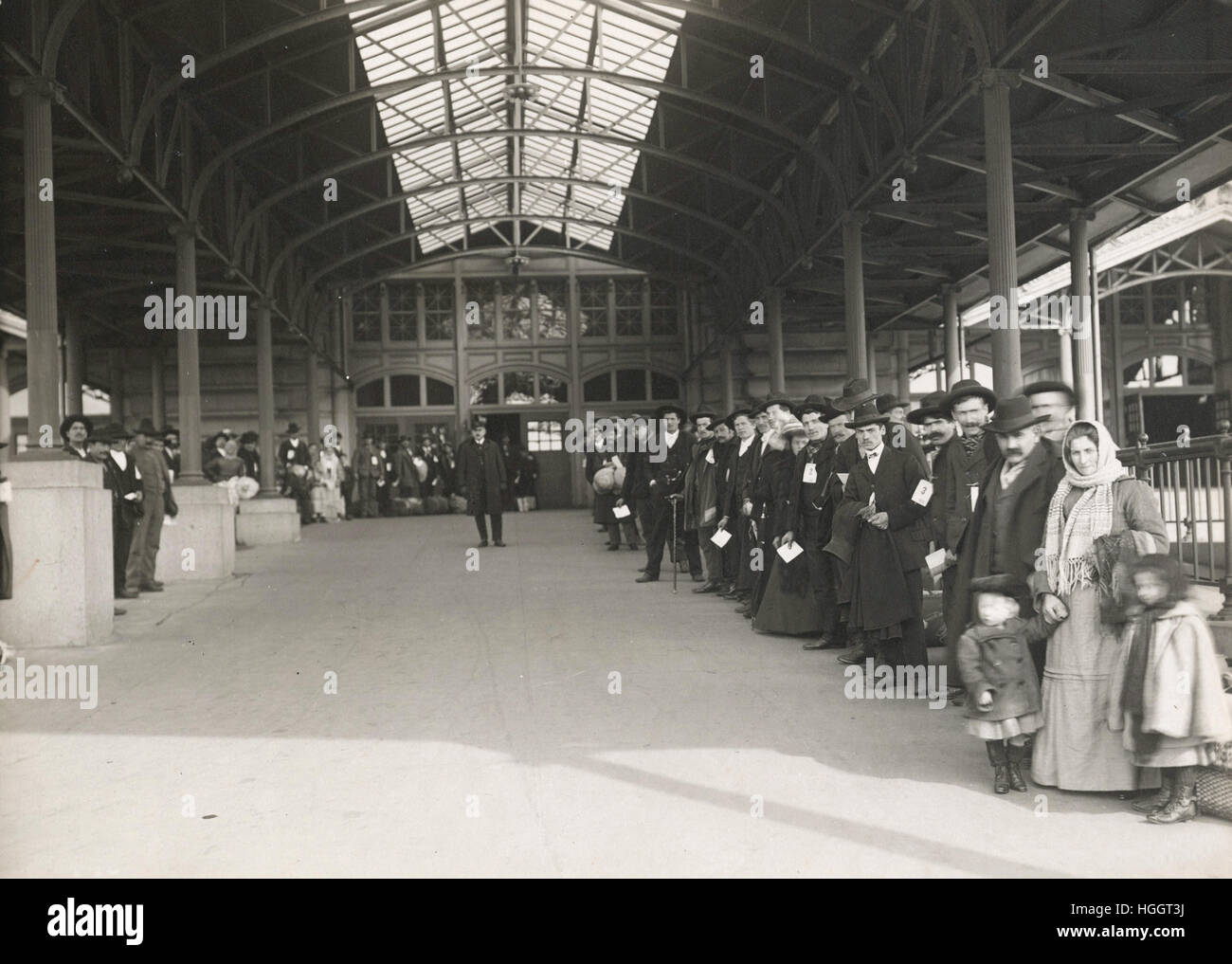 Passata e in attesa di essere prelevato Ellis Island - Ellis Island stazione di immigrazione 1902-1913 - Photo : Edwin Levick Foto Stock