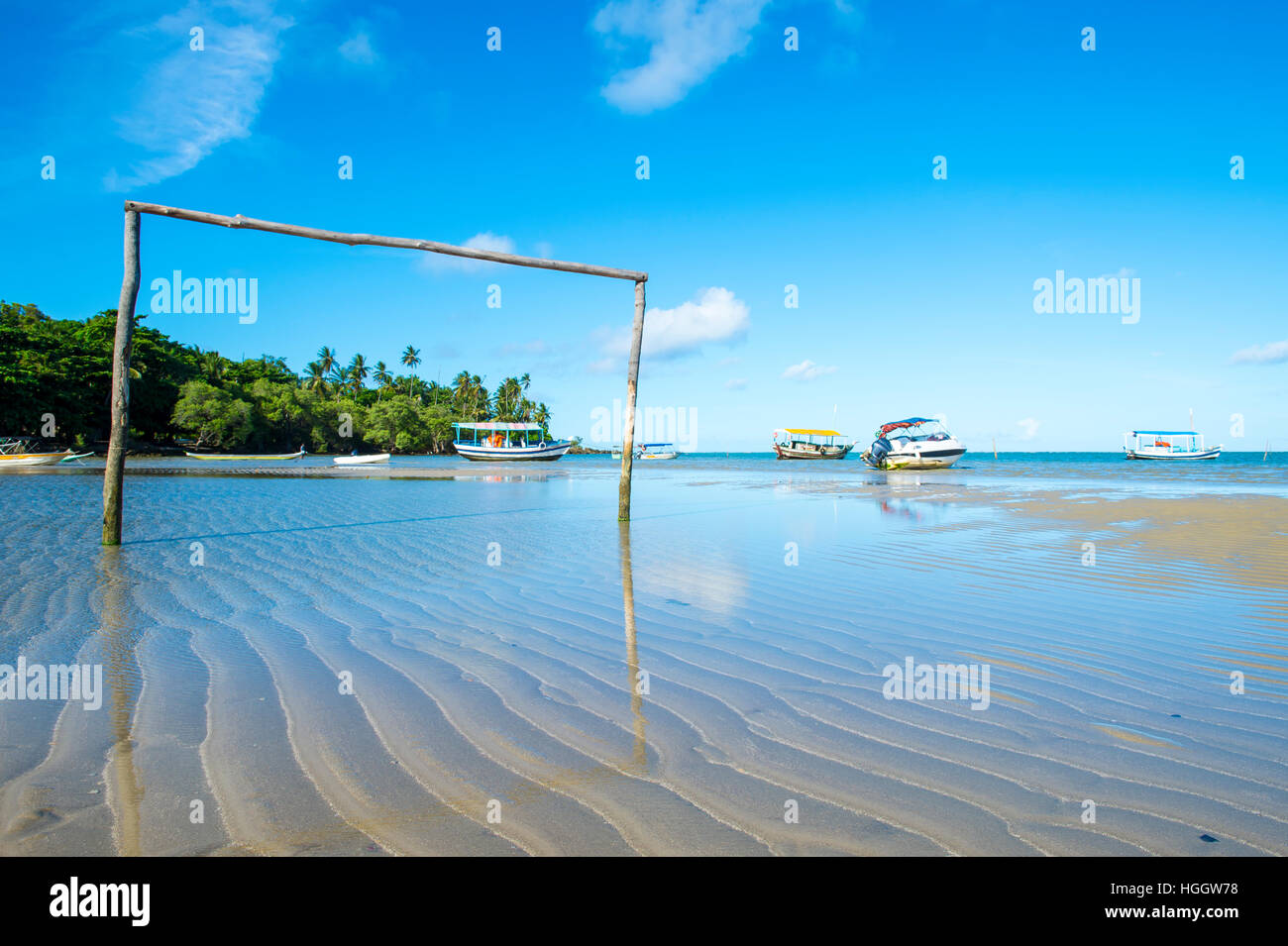 Goalpost tradizionale fatta da tronchi d albero bastoni fuori della sabbia sulla riva di una remota spiaggia brasiliana Foto Stock