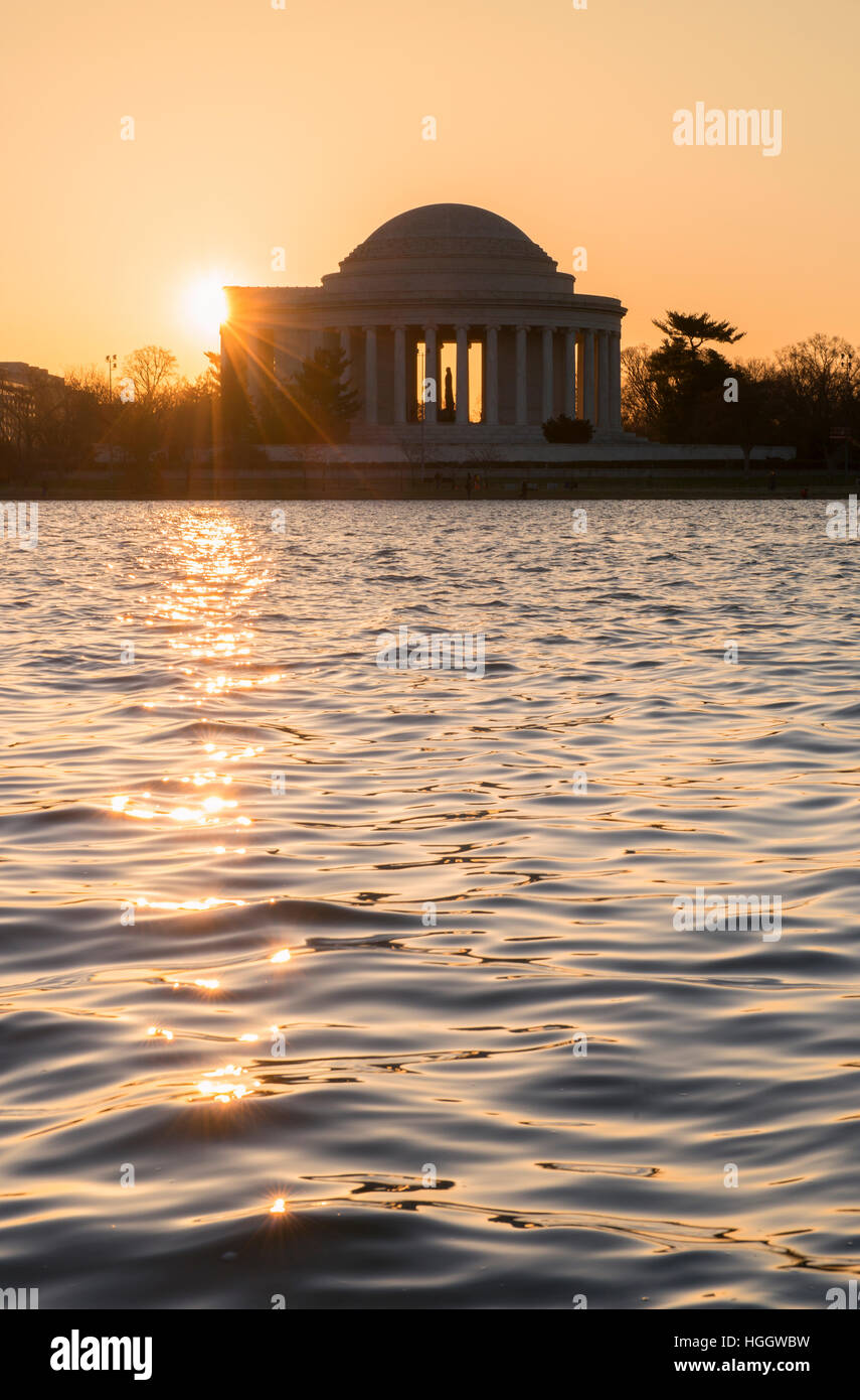 Tramonto sul bacino di marea e Jefferson Memorial a Washington D.C. Foto Stock
