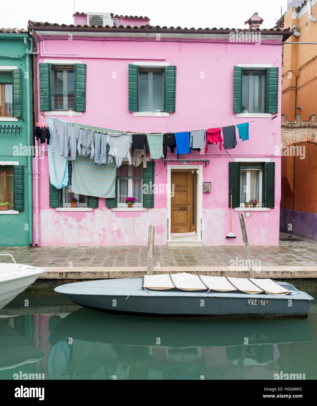 Casa Rosa sul canale a Burano Venezia Italia Foto Stock