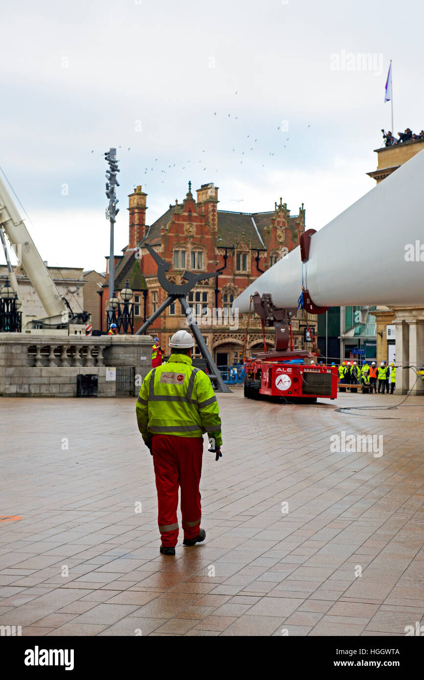 Installazione di pale di una turbina eolica in Victoria Square, Kingston upon Hull, East Riding of Yorkshire, Humberside, England Regno Unito Foto Stock