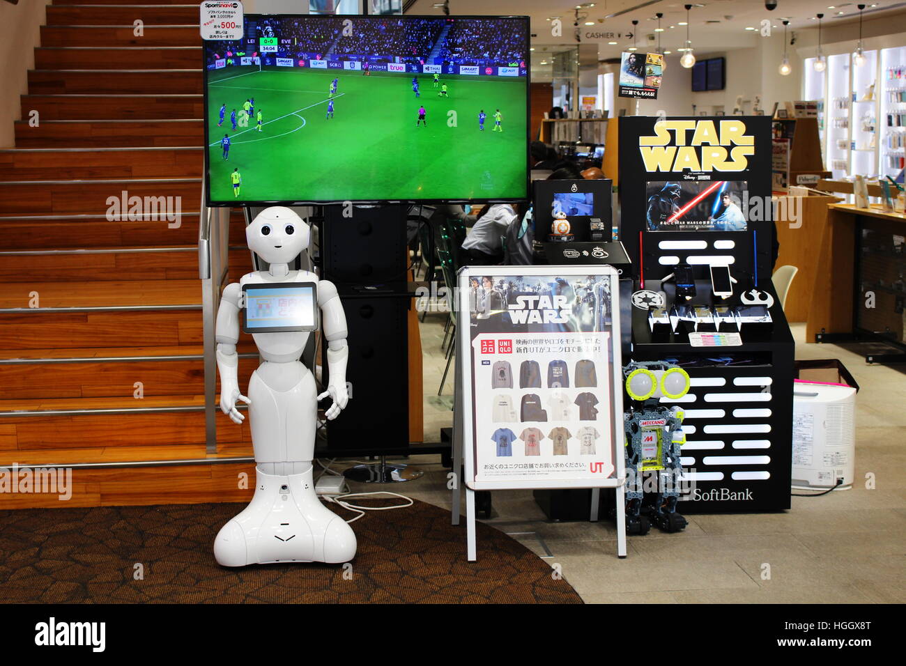 Un Pepe Softbank robot accoglie i clienti in un negozio Softbank a Ginza. Fotografia scattata da dicembre 2016. Foto Stock