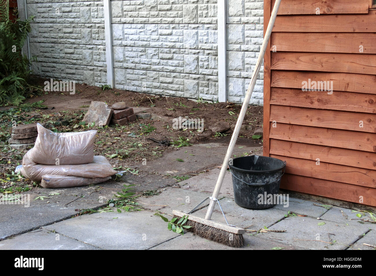 Recentemente costruito di fronte ghiaia calcestruzzo Scheda di ghiaia scherma, UK Property rilasciato Foto Stock