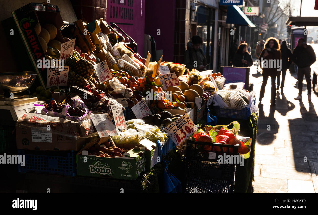 Retroilluminato stallo di frutta sul marciapiede, Kentish Town, Londra, Inghilterra, Regno Unito. Foto Stock