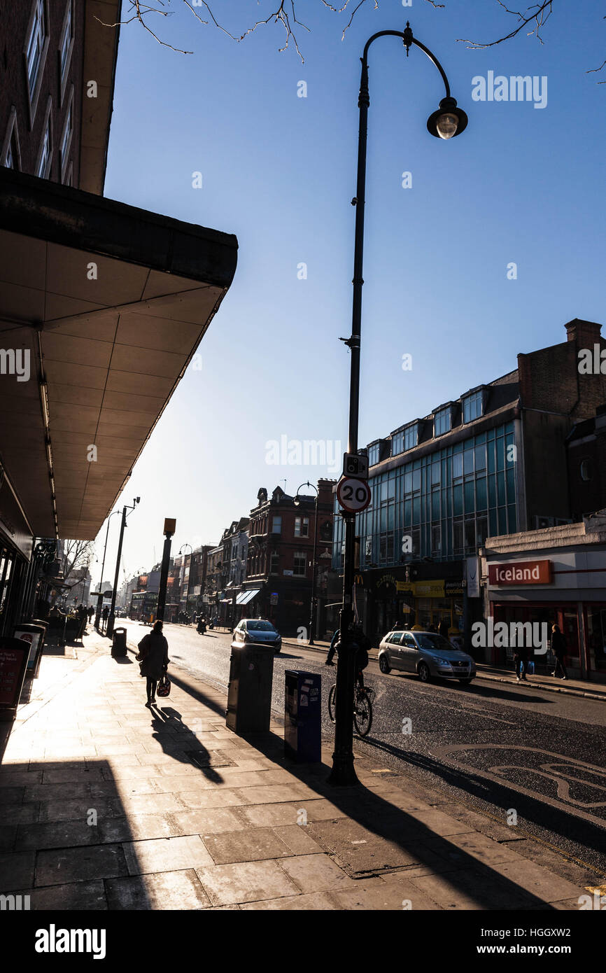 Retroilluminato con scena di strada, Kentish Town, Londra, Inghilterra, Regno Unito. Foto Stock